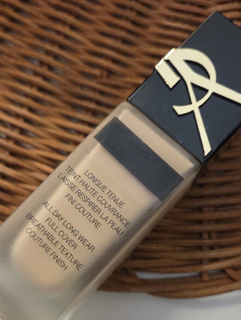 Yves Saint Laurent All Hours Foundation - Light Beige - Picture 2 of 5